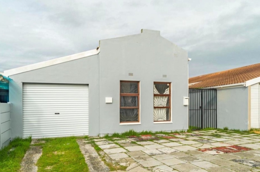 3 Bedroom Property for Sale in Strandfontein Village Western Cape